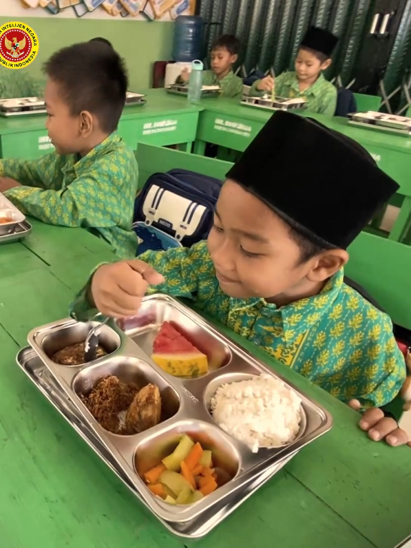 Program Makan Bergizi Gratis yang rutin diberikan kepada siswa SD Islam Terpadu Sulthoniyah Sambas, merupakan program dari Presiden Prabowo untuk memenuhi kebutuhan gizi anak-anak Indonesia.  Semoga dengan program MBG ini dapat mengurangi beban orang tua serta memberikan dampak kesehatan dan ekonomi kepada masyarakat Indonesia khususnya anak-anak di SD Islam Terpadu Sulthoniyah Sambas Terima kasih kepada tim Badan Gizi Nasional Satuan Pelayanan Pemenuhan Gizi (SPPG) @sppgdalamkaum yang senantiasa menyiapkan menu makanan sehat untuk anak-anak serta bapak Babinsa Desa Tanjung Mekar dan Bhabinkamtibmas yang mengawasi dan membantu penyaluran MBG disekolah.  #sppg #makanbergizigratis #presidenprabowo #prabowosubianto #mendikdasmen #badangizinasional #pemdasambas #sdsitsulthoniyahsambas #yayasanrumahbinadaiindonesia #disdikbudsambas #sdsitsulthoniyahsambas 