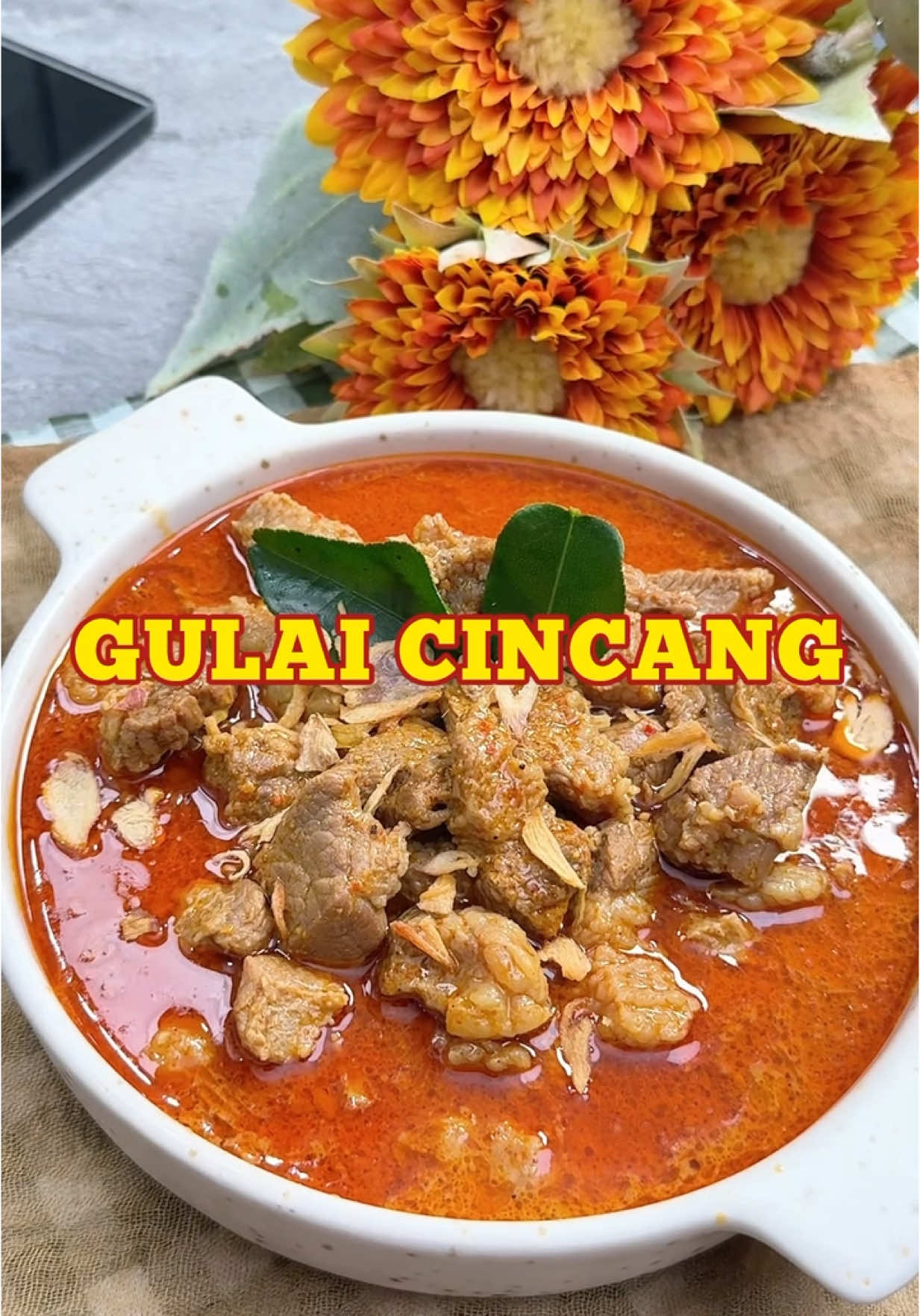 GULAI CINCANG🍛 onde mande ya allah enak banget inii!! Kayanya gua siap nih jualan masakan padang😂 kalo masakan padang kalian suka lauk apa? 🔽RESEP🔽 GULAI CINCANG BAHAN: 1kg daging sandung lamur 1 liter air 2-3 sdm kelapa gongseng 1 lembar daun kunyit 6 lembar daun jeruk 5 lembar duan salam 1 kelingking kayu manis 2 buah sereh 1 buah asam kandis Rempah halus: 6 butir cengkeh 5 butir kapulaga putih 4 butir kapulaga hijau 1 sdm ketumbar 1 sdt jintan 1 buah pekak BUMBU HALUS: 40 butir cabe merah keriting 1 ruas jari kunyit 15 butir rawit  ½ jempol lengkuas ½ jempol jahe 8 butir kemiri 22 butir bawang merah 12 bawang putih