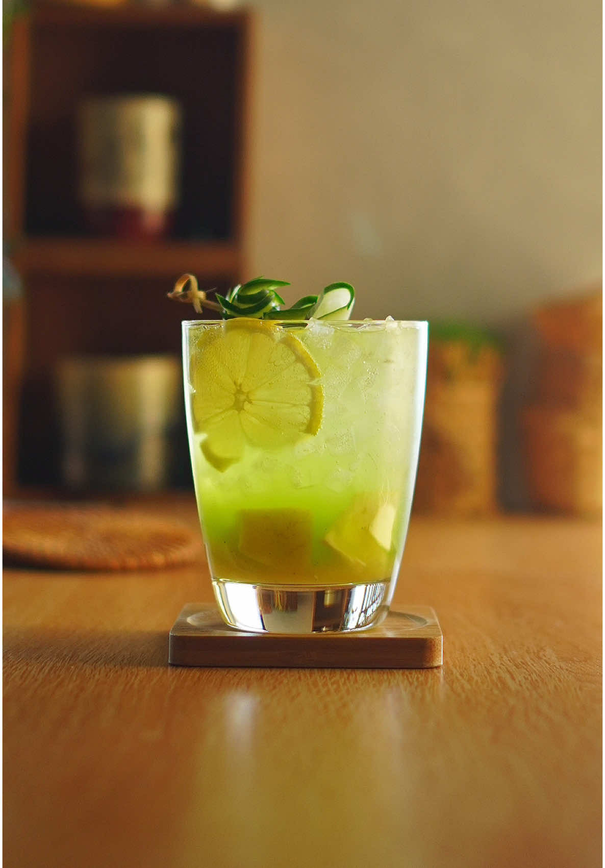 Smashed Lemon Cucumber Soda ⬇️ Ingredients: 1/2 lemon, cut into quarters 25ml honey Ice 60ml fresh cucumber juice plain soda water #lemon #cucumber #soda #smashedlemon #drink #Recipe #lemonsoda #cucumbersoda #cucumberdrink #lemoncucumbersoda #smashed #homecafe #drinkoftheday #drinkrecipes #Summer #refreshing 