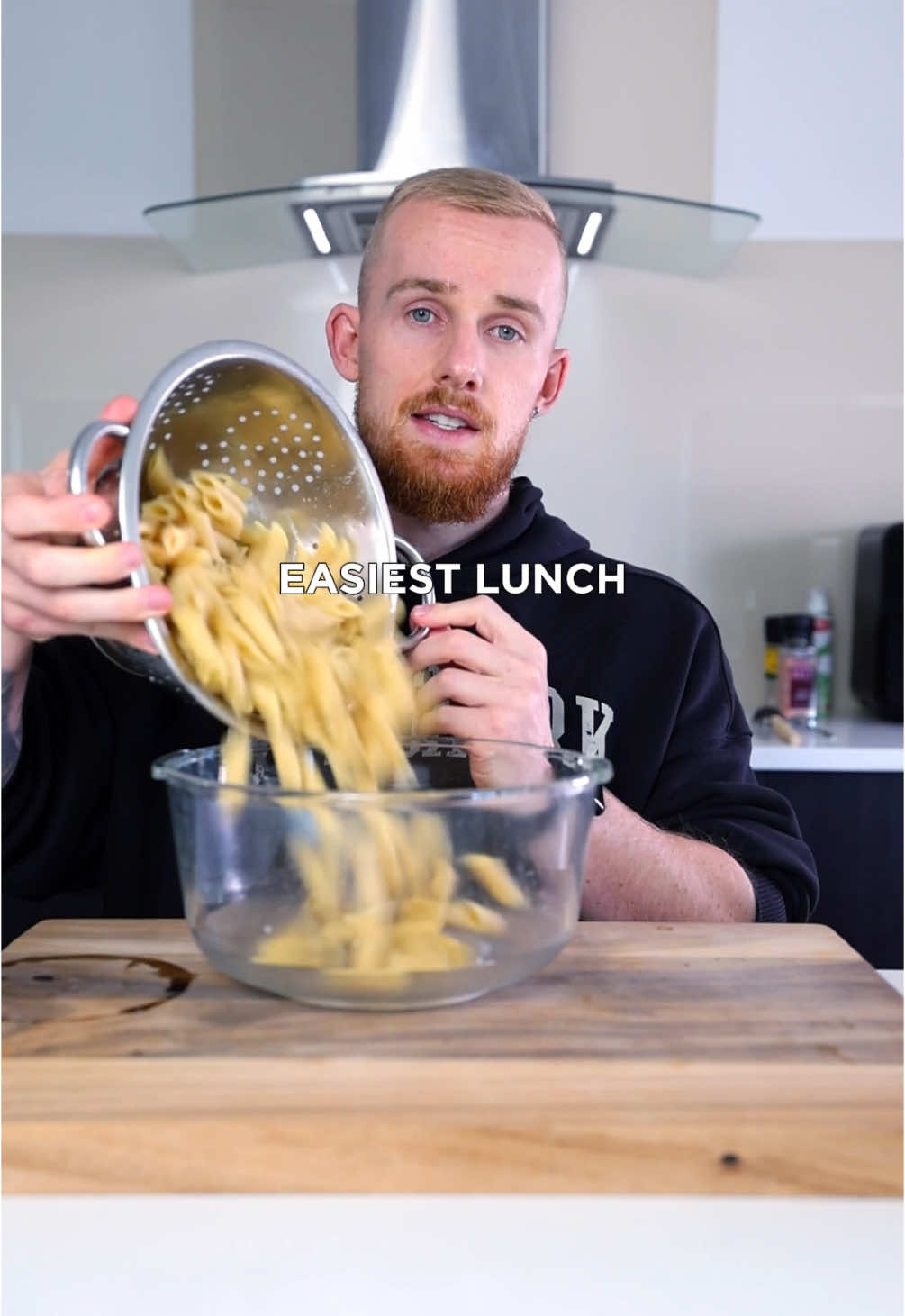 Easiest Lunch Meal Prep To Get 59g Protein 😋 If you’re super busy and trying to lose some body fat, this is how you do it 👌 Cold Pasta Salad 🤌 Ingredient’s Per Meal 👇  🔸 100g Mt Barker Shredded Chicken (2 packets for the 4 meals) 🔸 90g Vetta Protein Pasta (basically full pack for the 4 meals) 🔸 Handful of salads per meal (I did tomato, cucumber, capsicum)  Sauce Ingredients 👇 🔹 100g Chobani Fat free greek yoghurt (400g for the 4 meals) 🔹 10g Nando’s medium garlic sauce (40g per meal)  Instructions 👇 1️⃣ Boil all the pasta 2️⃣ Mix the Nando’s sauce into the greek yoghurt  3️⃣ Add the pasta, sauce and chopped salads to a big bowl and mix!  4️⃣ Add 100g pre cooked chicken to each  Macros Per Meal 📊  59g Protein 56g Carb 6g Fat Total Calories 514**