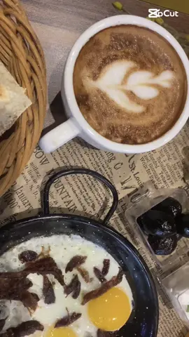 Le rituel du matin chez La Fermière ☀️ : un ftour au khlii de Fès comme à la maison… mais en mieux ! Tous les jours, de 07h30 à minuit ⏰, on vous régale NON-STOP ! 🥚 Khlii mijoté 🍳 Œufs fondants 🥖 Pain tout chaud 🫒 Olives & huile d’olive ❤️ Un pur bonheur à chaque bouchée ! Je filme, je savoure, et je recommence… C’est plus qu’un petit-déj, c’est un voyage au cœur du vrai goût marocain 🇲🇦 Viens vivre l’expérience chez La Fermière à Témara ! ✨ Ambiance chaleureuse ✨ Saveurs authentiques ✨ Service continu Tag ton binôme de ftour pour le prochain arrêt gourmand ! #Khlii #FtourMarocain #PetitDejTraditionnel #LaFermièreTémara #FoodLover #TémaraBrunch #BreakfastTime #FtourTime #KhliiLover #temara 