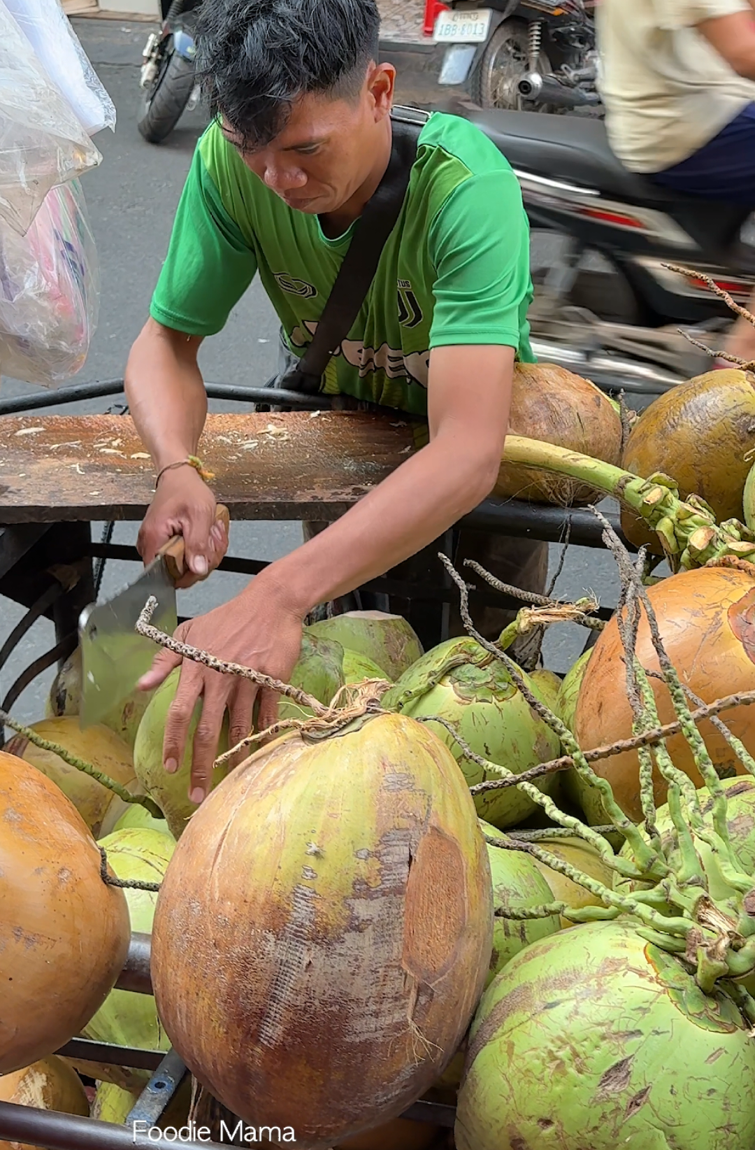 Amazing Coconut Cutting Skills - Fruit Cutting Skills - Cambodian Street Food Price : USD 1 Location : ផ្សារអូរឫស្សី Google map : https://maps.app.goo.gl/YYsjaGenqMPGKNWf9 #coconut #cambodia #streetfood 