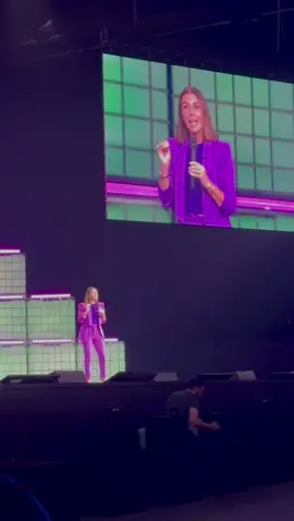 Durante o Web Summit Rio, assisti à palestra da Giovanna Antonelli — e confesso que me surpreendi muito, no melhor sentido possível. Acostumada a vê-la como uma excelente atriz, foi muito interessante ver a comunicadora e empreendedora que ela se tornou: uma mulher que entende, na prática, que a base da influência não está apenas em falar… mas em saber escutar. Giovanna compartilhou histórias que mostraram o impacto real da escuta ativa: 	•	Um esmalte azul, que surgiu de uma simples pergunta curiosa numa reunião e vendeu mais de 30 milhões de frascos. Acabou o pigmento azul até na China na época!  	•	Uma pulseira vista no Marrocos, transformada em símbolo de uma personagem que influenciou o país inteiro. Quem não se lembra da Jade?  	•	Um post no Instagram que gerou mais de 150 mil interações, mostrando o poder de criar conversas autênticas, não apenas conteúdos. O que mais me conectou com a palestra foi perceber como ela enxerga a comunicação: escutar, observar, interpretar — antes de criar, antes de falar, antes de vender qualquer ideia. No mundo hiperconectado de hoje, onde todos falam o tempo todo, Giovanna lembrou algo fundamental: comunicação é, antes de tudo, uma via de mão dupla. Não basta ter uma boa história. É preciso construir espaço para que o outro se sinta parte dela. Essa é, sem dúvida, uma das grandes lições que levo do WebSummit: influenciar é ecoar a própria voz e criar pontes reais. #WebSummitRio #Comunicação #EscutaAtiva #Influência #ConexãoHumana #Storytelling #Inspiração  @Giovanna Antonelli 