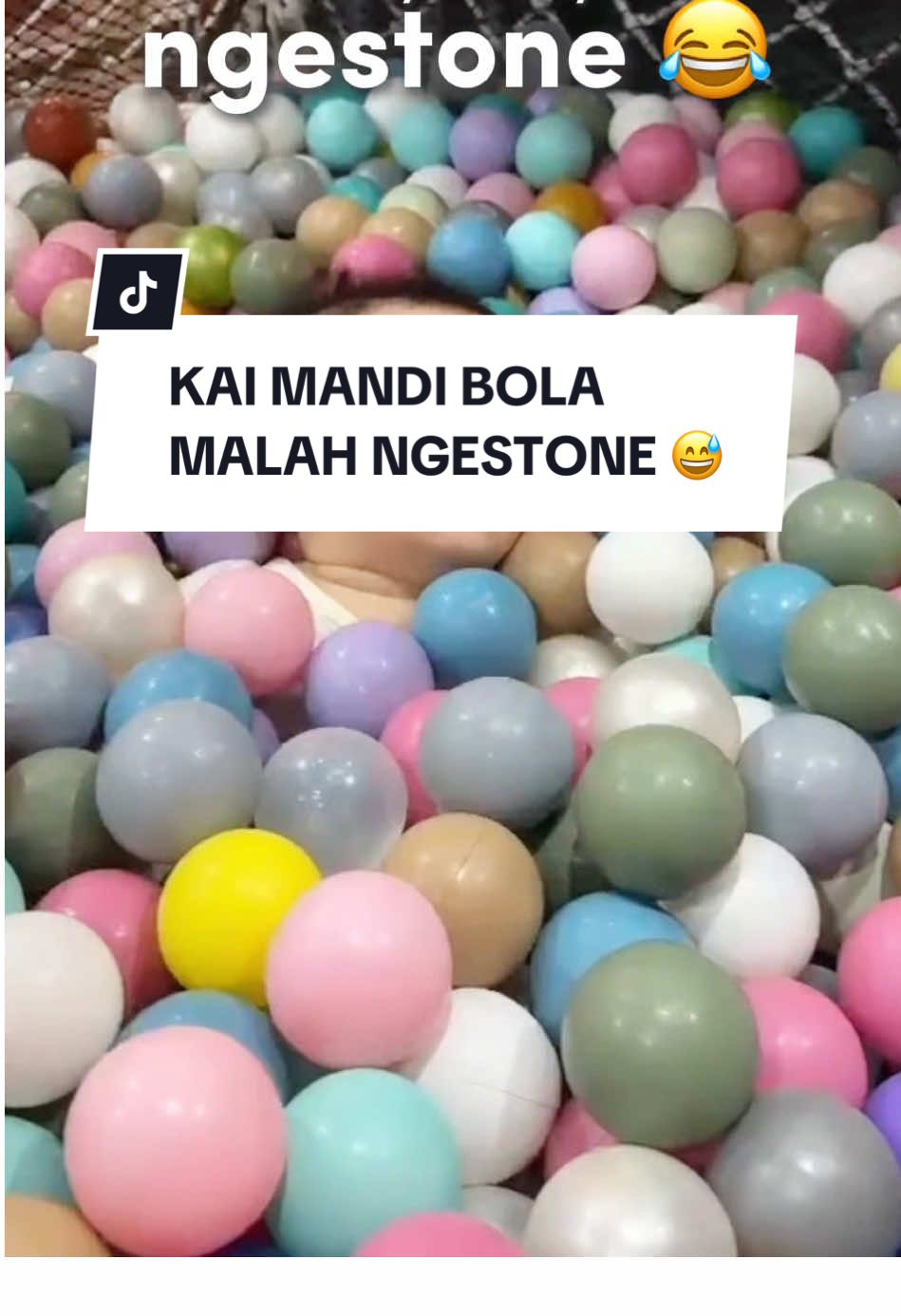 Kai mandi bola malah ngestone 😅  . . #Kai #baby #cutebaby #cute #bayilucu #mandibola #mainbola #pool #viral  #MikaiThenarada #VerenciaLaw 
