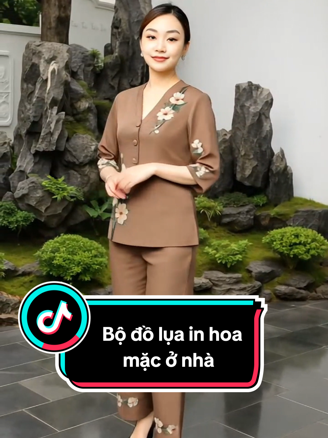 Bộ đồ lụa in hoa mặc nhà. Thiết kế tay lỡ tiện lợi.  Chất lụa cực xịn #linhlinhshop17 #bodo #bodoxinh #bodomacnha #setdo #setdoxinh 