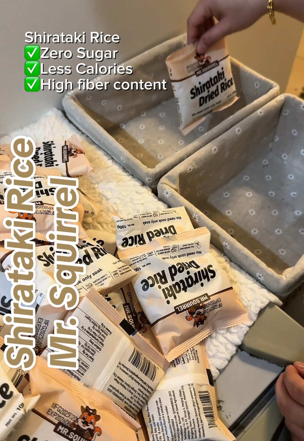 Less calorie and more fiber na rice - Kaya kung nagbabawas ka ng kain try mo tong Shirataki rice. Pagdating sa lasa, wala pinag kaiba sa white rice.  #shiratakirice #mrsquirrel #mrsquirrelshirataki #rice #caloriedeficitmeals 