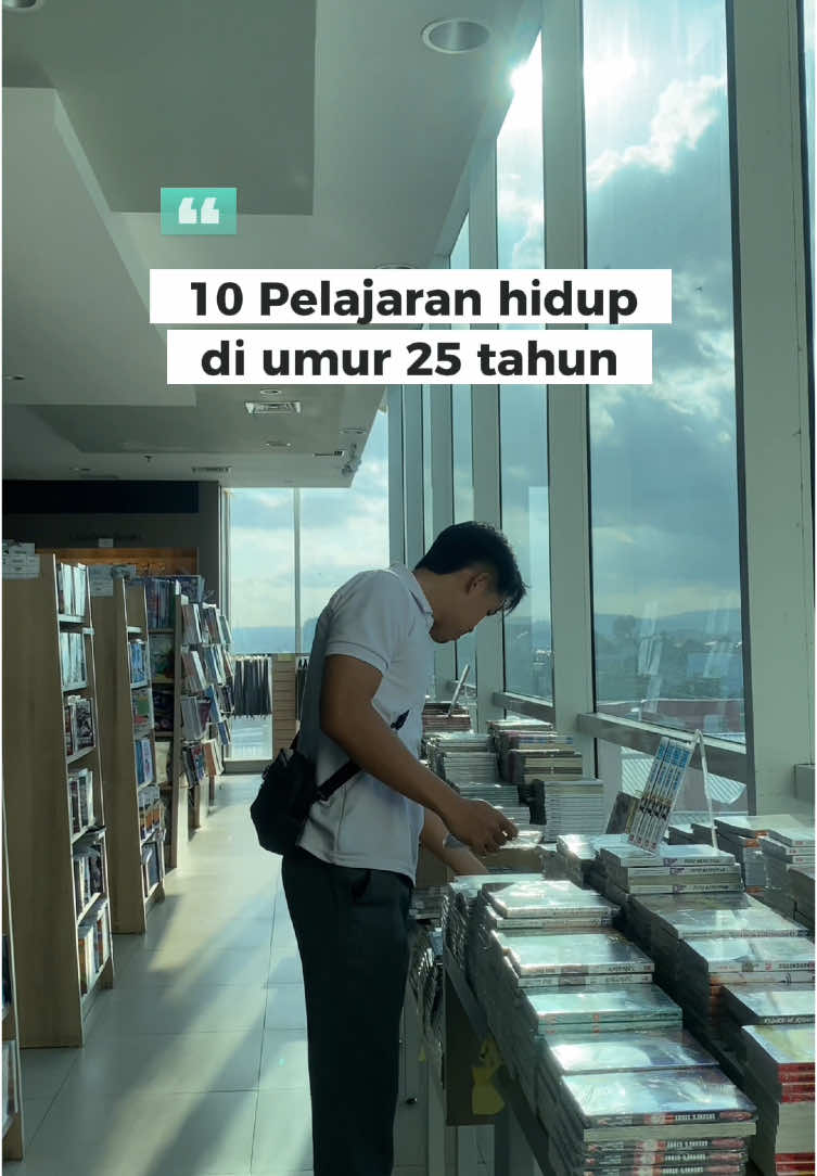 Day 7/30 Nggak semua hal di usia 25 itu bisa kita kontrol, tapi banyak hal bisa kita pelajari. Ini 10 hal yang aku pelajari sejauh ini… nggak semuanya enak, tapi semuanya penting. Pelajaran yang datang dari gagal, kehilangan, bangkit lagi, dan terus belajar. Mungkin nggak semua relate, tapi siapa tahu salah satunya bisa jadi pengingat buat kamu juga. #L#LifeAt25P#PelajaranHidupS#SelfGrowthQ#QuarterLifeJourneyRefleksiDiri 