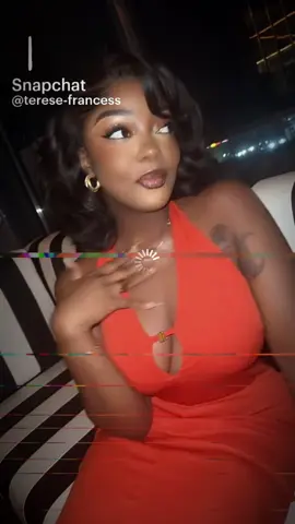 #teddy #100k  Je déteste la façon dont le chocolat fond instantanément sur mes doigts. Je veux dire, suis-je si sexy que ça ?👅👅❣️❣️