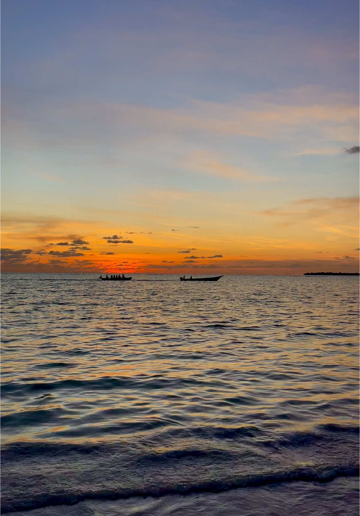 🏖️ 🧡  #keiisland🌴 #fypシ゚ #kei #maluku #fypage #malukupride🏝🔥 #malukutenggara #pantaivibes #sunset #sunsetlover #beach #beachvibes #pasirpanjang #pesonaindonesia #foryou #masukberanda #pantai 