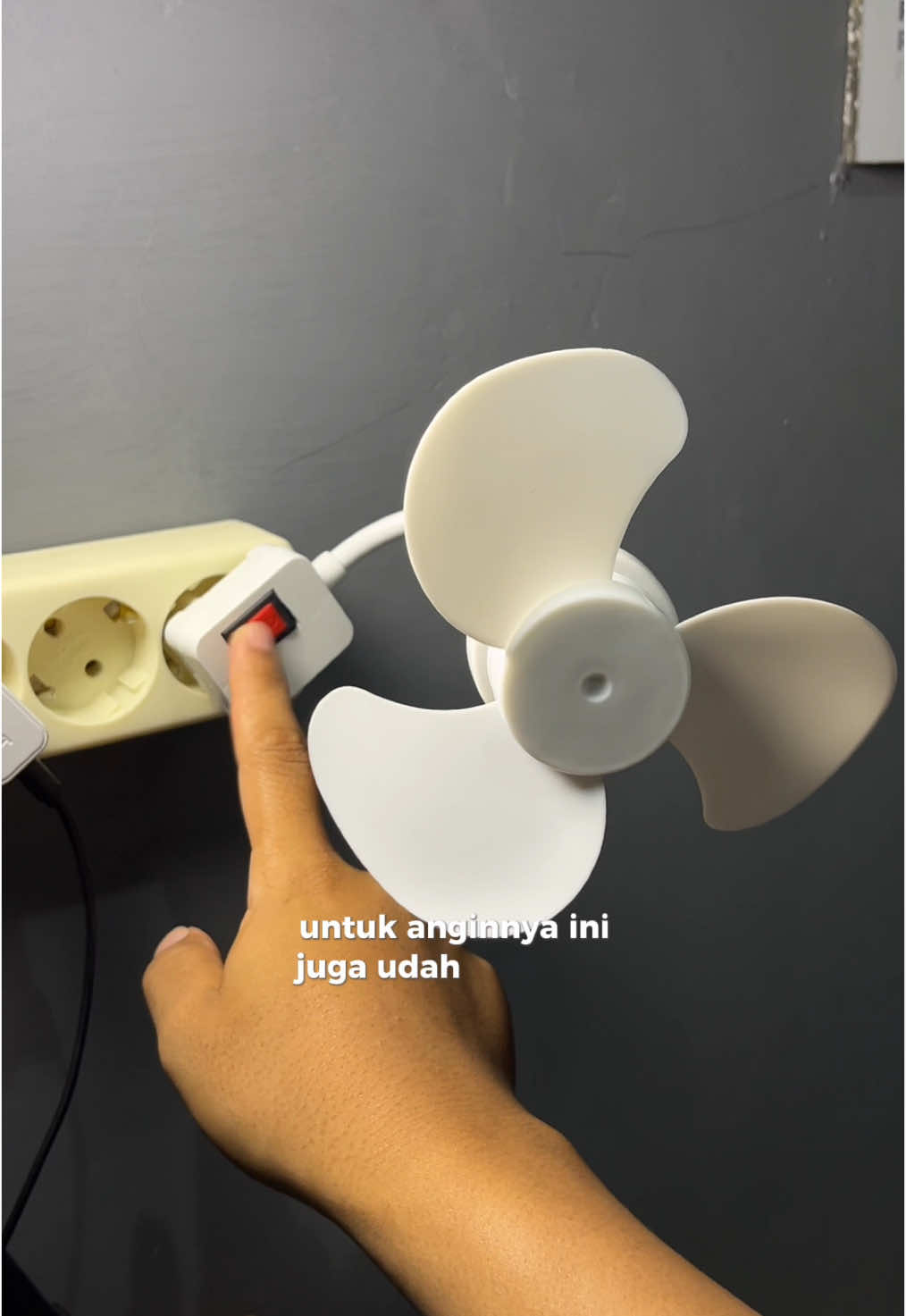 Wajib punya buat kerja atau santai! #kipasmini #kipasunik #kipasanginviral #kamaraesthetic #kamarestetik #kamarcowokaestetic #kamarcowok #dekorasikamar #dekorasikamaraesthetic #virgoestetik 