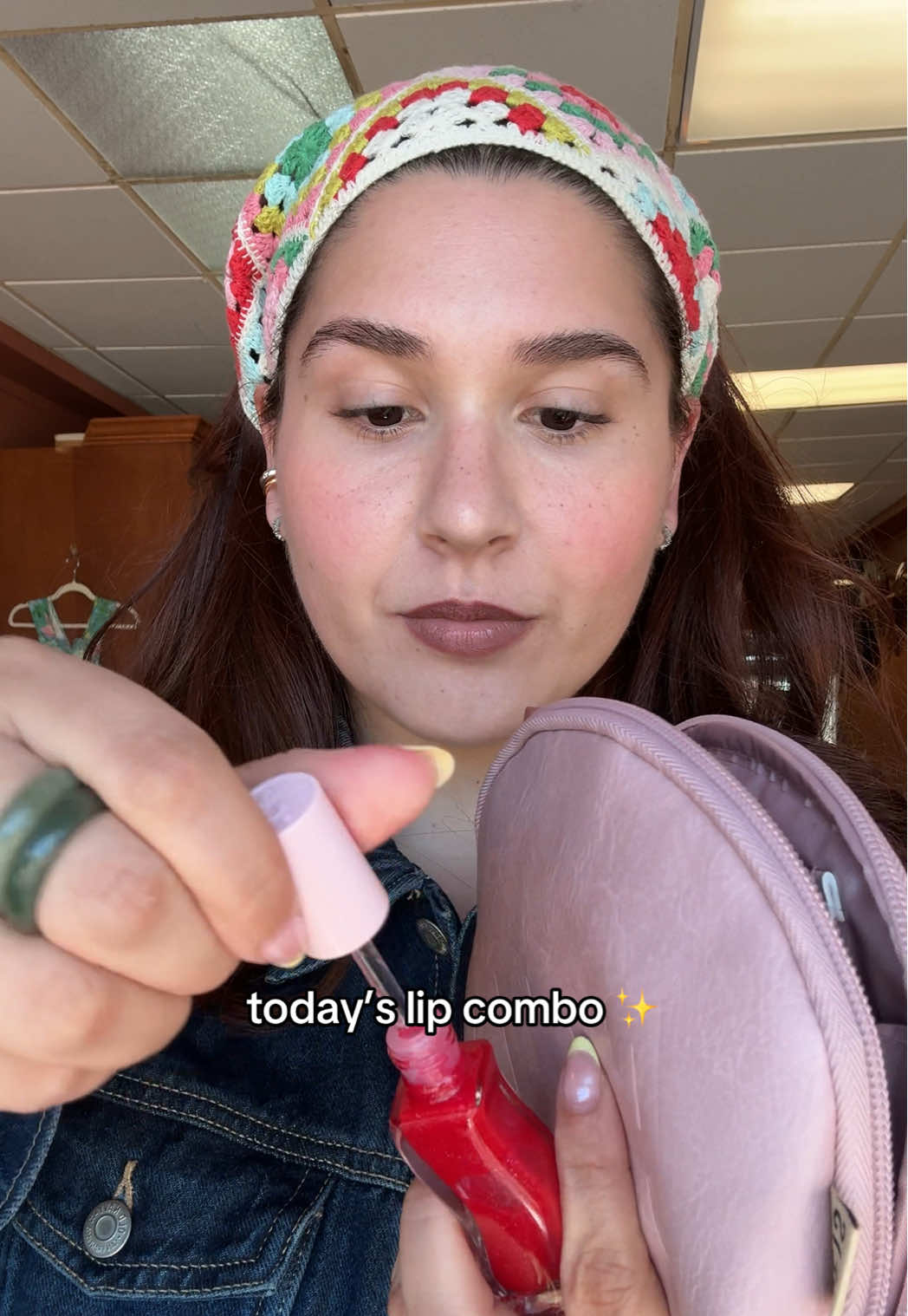 forgot how much I love this gloss omg  products used: @rhode skin - lip shape in twist  @Gisou - lip oil in strawberry sorbet #lipcombo 