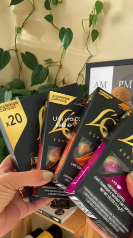 Sou assumidamente viciada em café e eu amo esses da @lorespressonl , são maravilhosos. Não é publi (ainda), mas poderia ser fácil. Já joguei pro universo! #viciadaemcafé #cafelor #lorespresso #cafelover #cafecapsulas #cafenespresso #amocafe #fy #Lifestyle #clubedocafé 