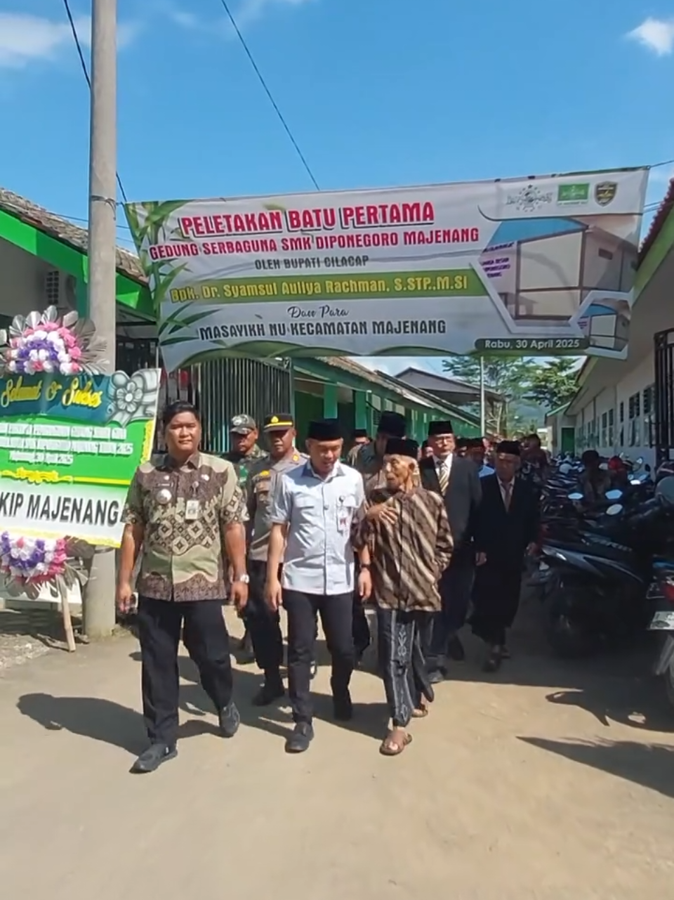 Bupati Cilacap Syamsul Aulia Rachman Hadiri Pelepasan Siswa Kelas 12 SMK Diponegoro Majenang sekaligus peletakan batu pertama Pembangunan Gedung Serbaguna #bupaticilacap #smkdiponegoro #cilacap 