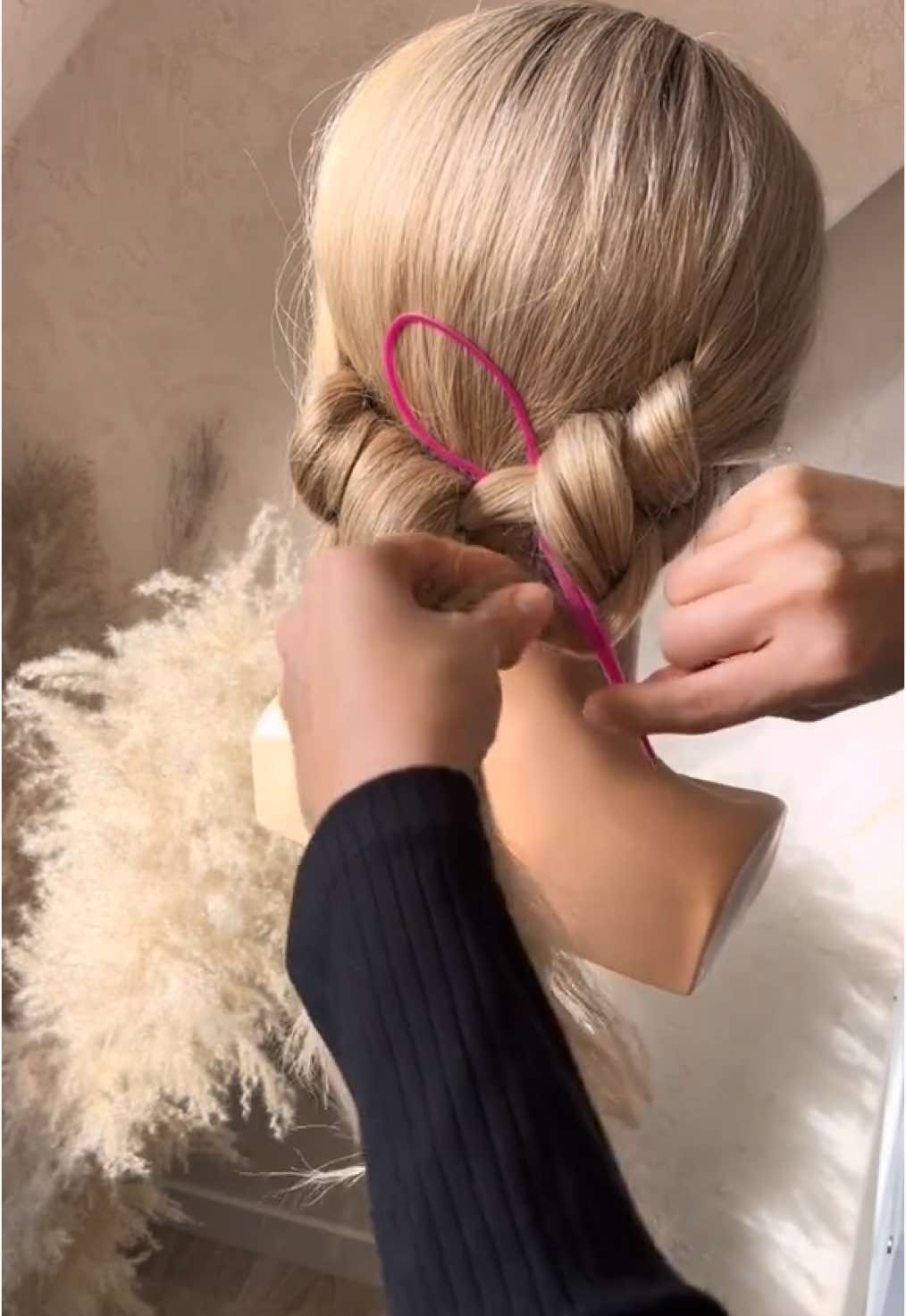 Summer is coming 😎 my videos are about to get a lot sunnier☀️ I love filming when the sunshine pours through my window🪟🌅 This easy Greek-style hairstyle is perfect for summer parties – super simple to recreate👌🏻 ❣️Save it and give it a try! #hairtutorials #hairstyle #hairloop #hairtok #recommendations 