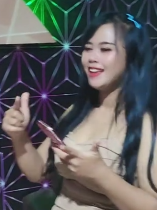 mbak LC oplosan  #fypviralシ #roomkaraoke #lcviral #berandatiktok #fouryou #karaoke #karoke #foryoupage #2025 #