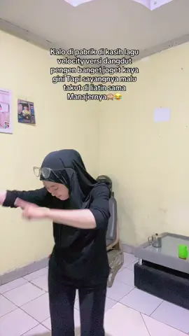 Satu pabrik Nyuruh decil joget dulu dong,Decil velocity versi dangdut,dong Blh lah yah Kalo ga keteteran kerja sambil uget dikit😂🙏🙏 #lewatberanda #fypシ゚ #velocityversidangdut💃  #emangpalingbener #velocitydangdut #jogetkeun #moaldiambilpusing #cumankonten✌🏻 #semangatterus💪💪💪 #gawebarijoget #enjoykeunbarudak #kulipabrik 