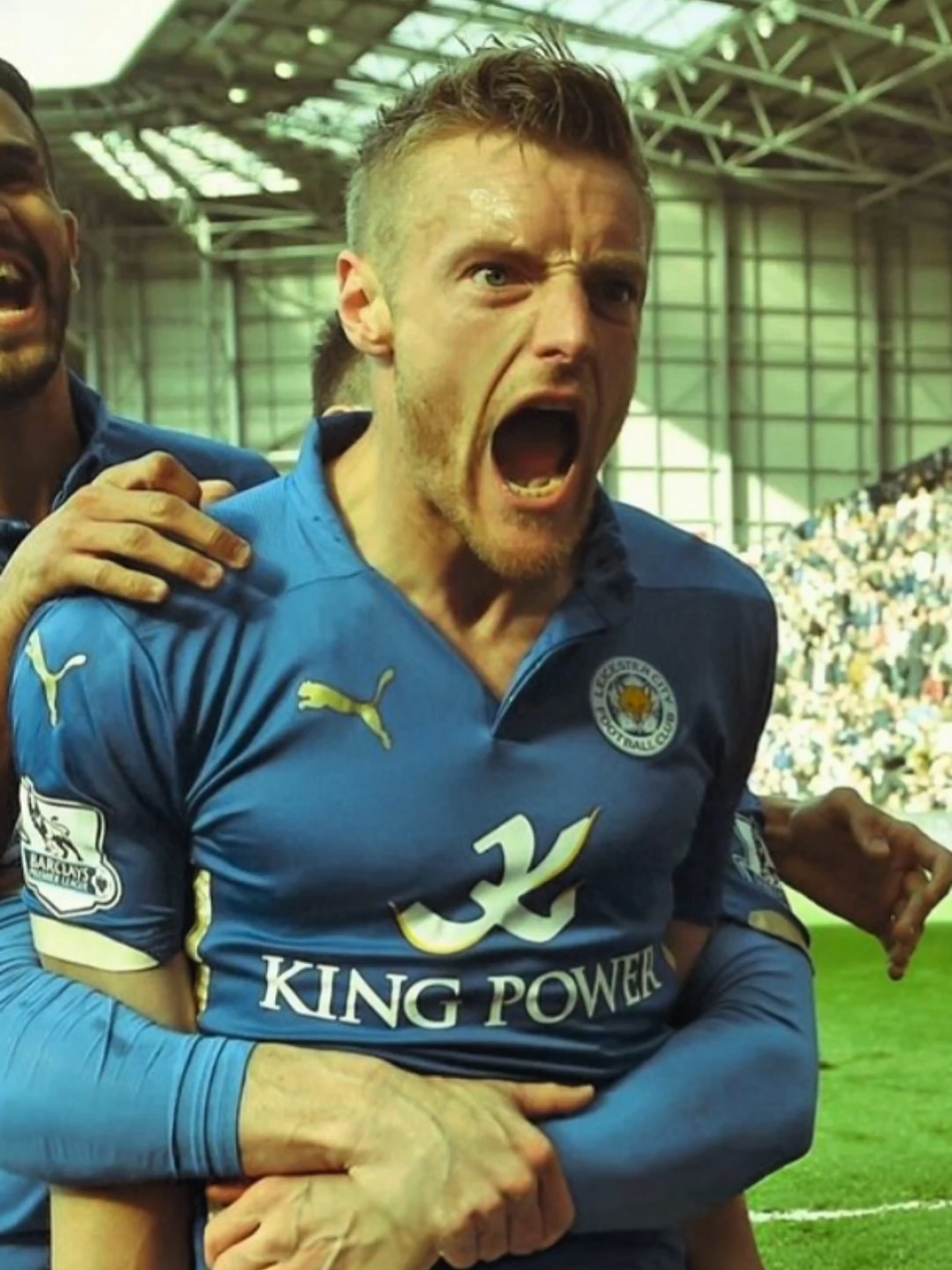 Serás eterno Vardy ❤️ Gracias, porque me enseñanste, que lo importante no es como empieza, sino, cómo termina No soy quien, para juzgar tu pasado, ni nadie, que pueda decirte que hacer en el presente, solamente, soy alguien, que conoce bien tu historia, y por ello, te admira desde siempre. Porque tú, Jamie, nos demostraste a toda una generación, que el tiempo es la mayor mentira contada por el ser humano. Porque la palabra tarde no existe en tu vocabulario, y en todo caso, para ti, siempre fue temprano.  Con 26 años, llegaste a la élite, después de una vida de excesos, malas decisiones y muchos fracasos. Pero por suerte para tí, y para el fútbol, tu talento siempre te ayudó salir del paso. Y fue de la mano de aquel hombre, y con aquel equipo legendario, que te convertiste, en un ídolo para Inglaterra, y para el mundo entero.  Fuiste quien nos hizo soñar con la victoria de los pequeños, pero no débiles. Fuiste quien nos enseñó a plantar cara a los cretinos que nos miran condescendientes. Fuiste, el espejo en el que millones de niños nos miramos por allí en el 2016, cuando la vida, sonaba diferente. 13 años después, cierras un ciclo hermoso, con un palmarés inédito para un club como el Leicester City, en el cual, estoy seguro, que se te recordará, como la mayor leyenda, de toda su historia. #foryou #parati #fypシ゚viral #fypage #fypage #fypシ #fyp #fy #hazmeviral_ #hazmefamoso #hazmeviraltiktok #hazmeviral #viral #futbolentiktok #deportesentiktok #realmadrid #bellingham #vinicius #rodrygo #mbappe #haaland #halaand #vini #brasil #fubtol #fcbarcelona #mancity #bernanrdosilva #musiala #debruyne #rodri #foden 