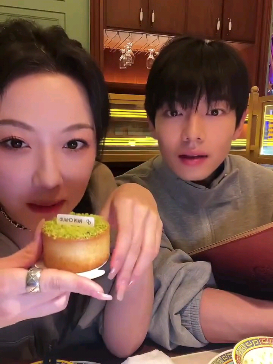 Live jalan bareng pertama mereka, tepat setaun lalu 🥹 Full douyin livestream Han Yutong & Zeng Hui 30 April 2024 part 1. #hanyutong #韩雨彤 #zenghui #曾辉 #couple #actor #actress #dracin #cdrama #shortdrama #douyin #livestream 