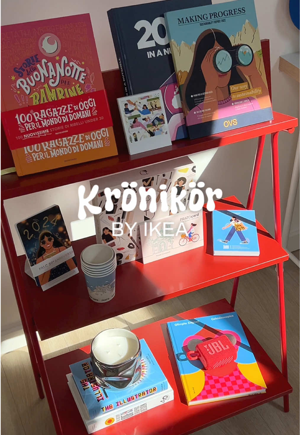 IKEA FINDS 🔎 Scaffale Krönikör - €29,95 🍓🍓🍓 Io l’ho posizionato nel mio studio (ancora semi deserto 🏜️ in WIP) come mini espositore di alcuni progetti a cui ho lavorato e oggetti di décor, per dare quel tocco di colore pop, ma penso possa stare benissimo in ogni ambiente, dal salotto alla cucina! #ikeafinds #creativestudio #interiordesign #perte #ikeatok 
