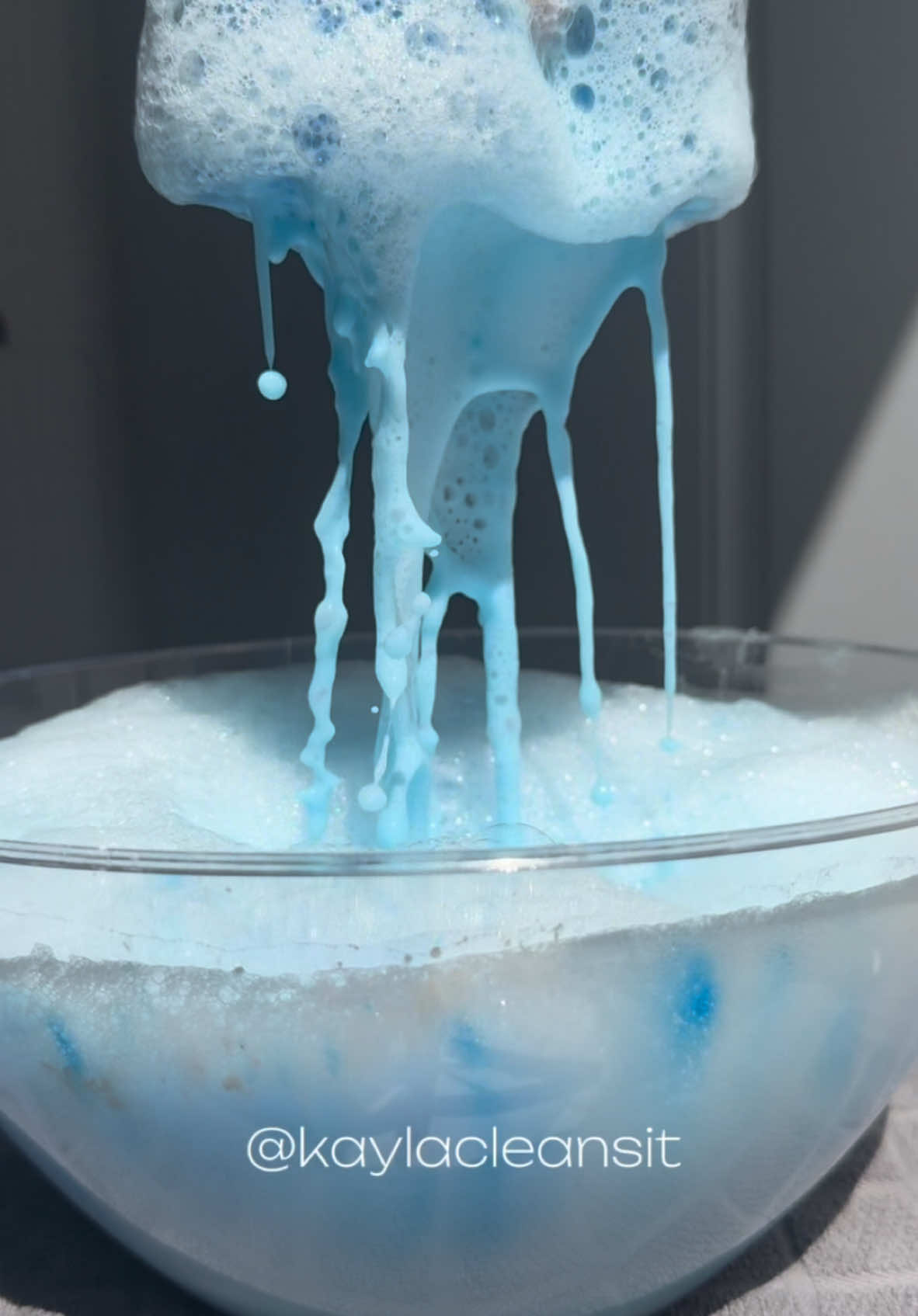 I’m getting addicted to playing in the suds before the scrubs🫧  I’ll be posting the clean from these suds later today💙 Ps. I love you🫶 #CleanTok #cleaningtiktok #asmr #asmrsounds #spongetherapy #spongesqueezing 