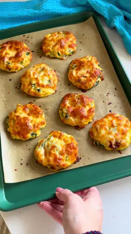 Sun Dried Tomato + Spinach Egg Biscuits 🍅 full is on my site: HungryHappens.Net #lowcarb #glutenfree IB: @Jessica Bippen 