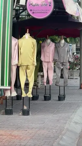 Dancing clothes . . . #asereje #dancing #dancingisfun #dancingChallenge #clothes #fun #funny #humor #humorviral #funnnyvideos #funnyreels #funnyreelsvideo #AttiScemiInLuogoPubblico 