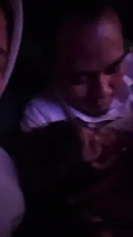 Putriku menangis saat menonton film Jumbo. Ia tak kuasa menahan sedih melihat Meri yang harus berpisah dari teman-temannya dan tidak bisa bertemu orangtuanya. Anak kecil pun bisa begitu dalam merasakan empati. Momen kecil, tapi penuh makna. ⸻ #FilmJumbo #jumbo  #Meri #AnakBerempati #MomenBersamaAnak #TangisanTulus #BelajarDariFilm #FilmAnak #KisahMenyentuh #HatiAnak #EmpatiSejakDini #NontonBarengAnak #ParentingMoments