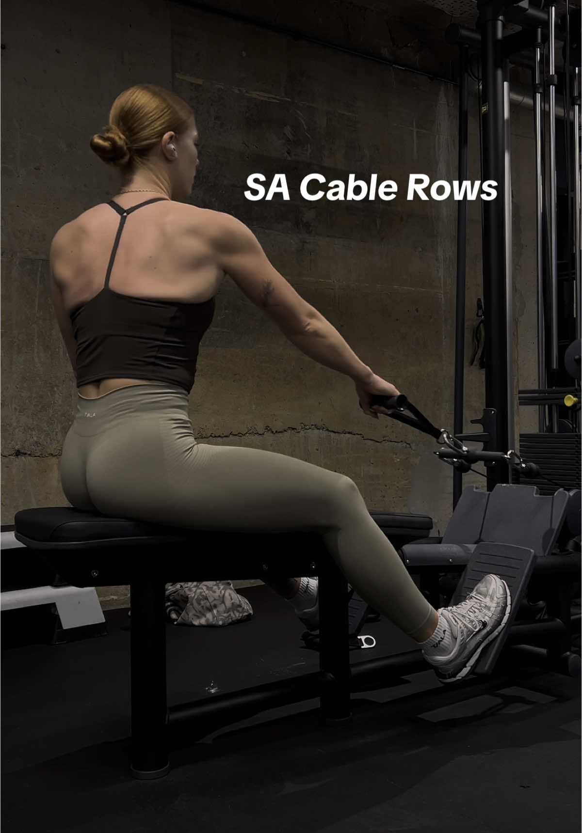 Want a sculpted back and isolate those lat muscles more? Try these single arm cable rows! 🔥 #GymTok #gymfyp #fyp #gymtips #gymtipsforwomen #backworkout #gymgoals 
