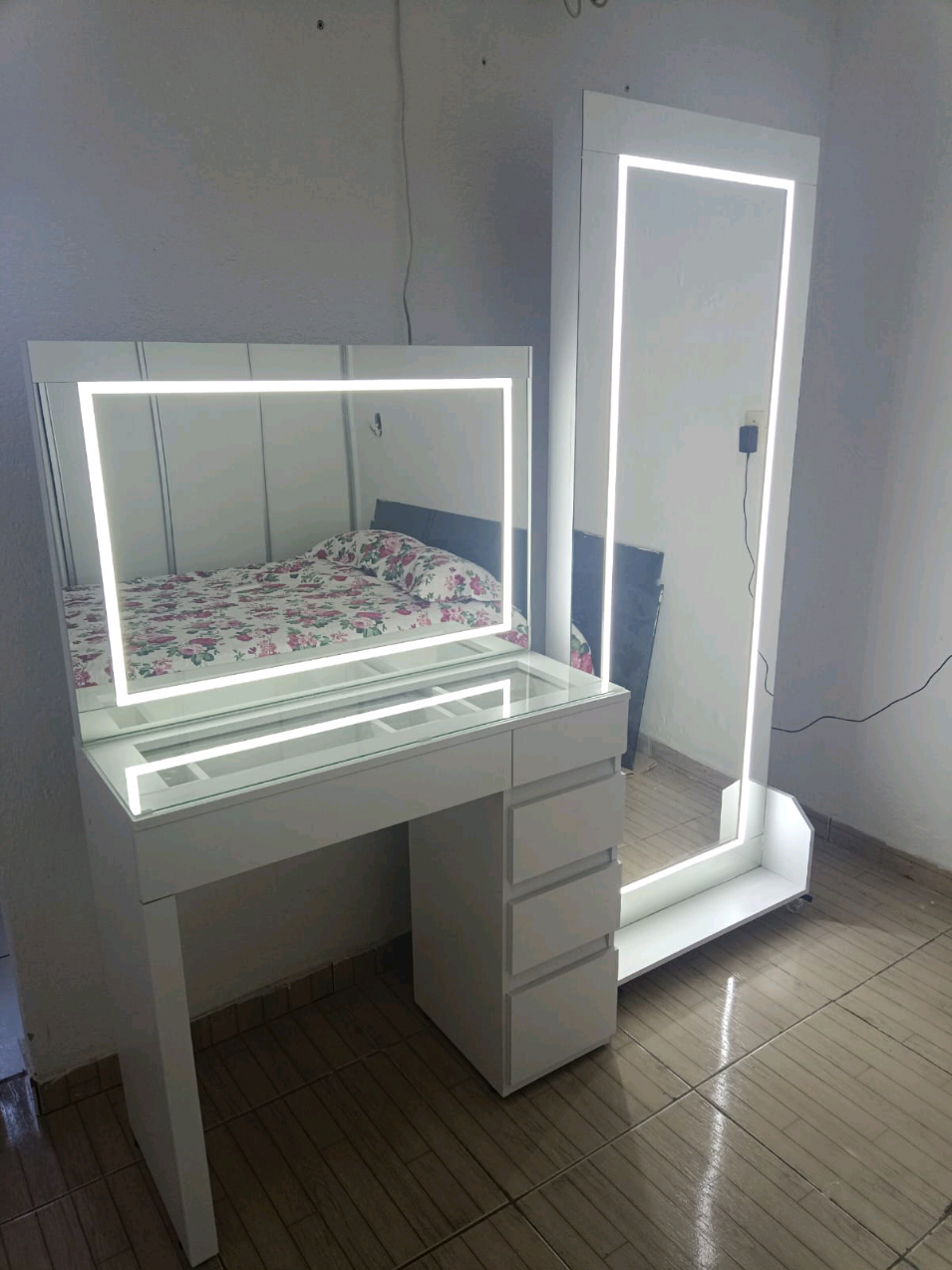 PENTEADEIRA E ESPELHO LOGOS COM LED EMBOTIDO PAULLA MOVEIS INDUSTRIA #paullamoveis #tictok #influencer #penteadeiracamarim #espelho 