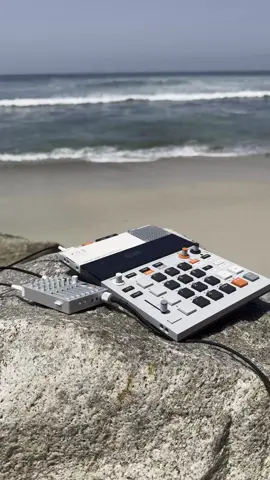EP133 jam at the beach #housemusic #teenageengineering #electronicmusic #beach #vibes 