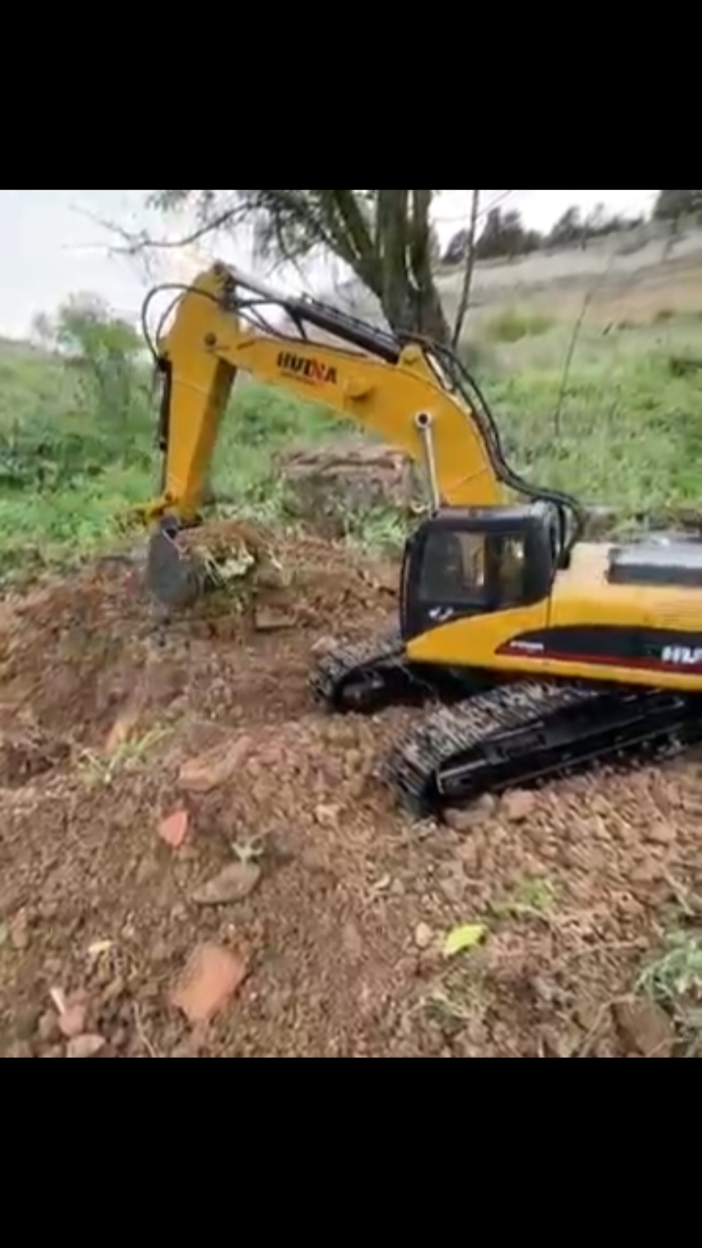RC #huina #toy #rcecavator #rctruck #rchuina #ecavator #cobelco #remote #battery #21channelexcavator #viral #fyp 