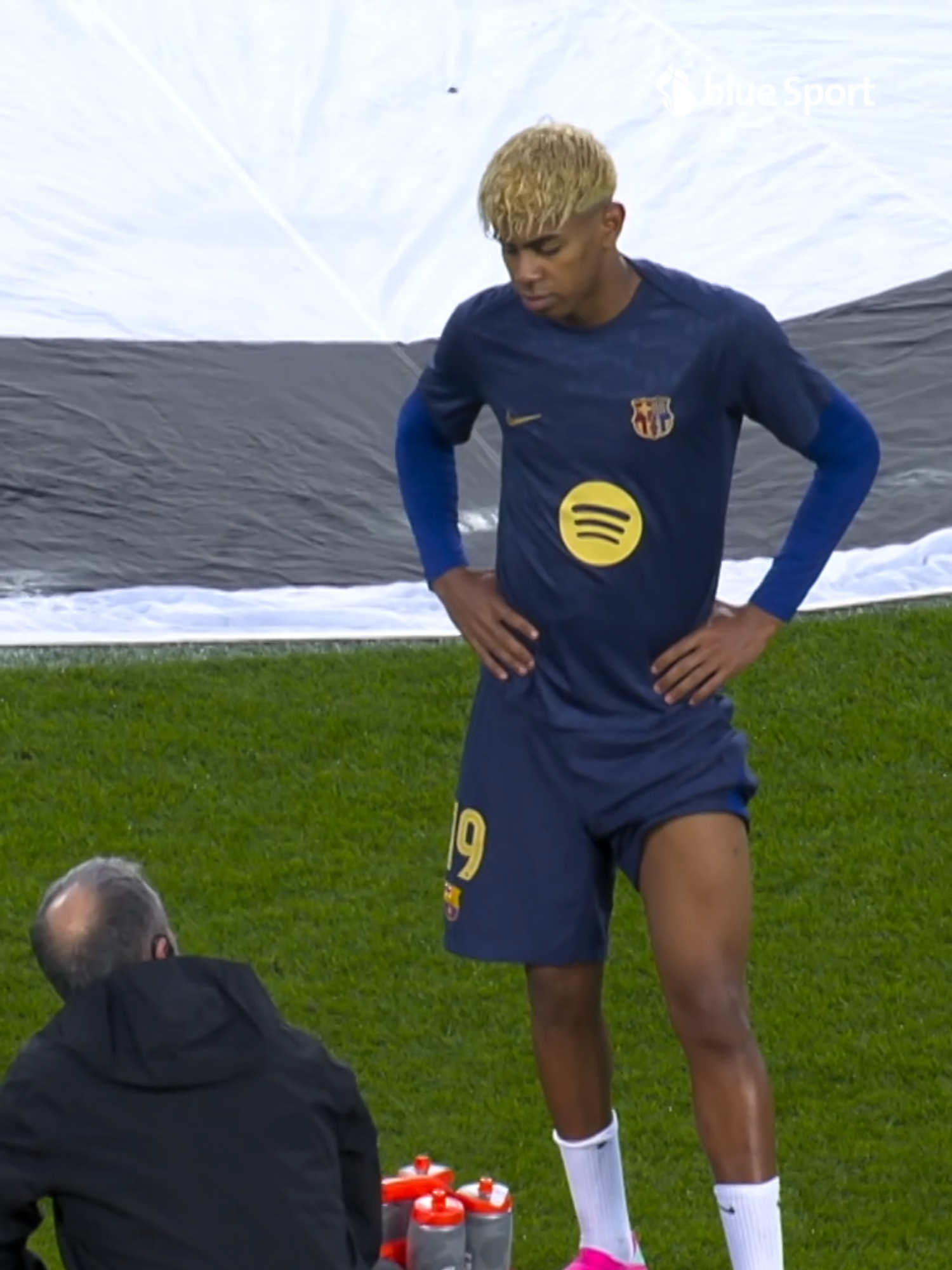 🚨🤕 Lamine Yamal écourte son échauffement. Il semble ressentir une gêne au niveau de ladducteur, mais sera toutefois titulaire ce soir face à l'Inter. • #lamineyamal #yamal #ucl #championsleague #ldc #liguedeschampions #football #blessure #barca #fcbarcelona #viscabarca