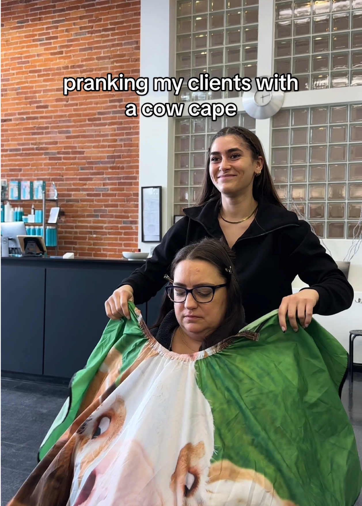 Thankyou to my client Gigi for the prank idea🤩💕 // YouTube- Lucy_seitz #hairstylist #pranking #cow #funnyprank #reaction #lucyseitz #cosmetology #prankingmyclients #cowcape #hairsalon #haircuttingcape 