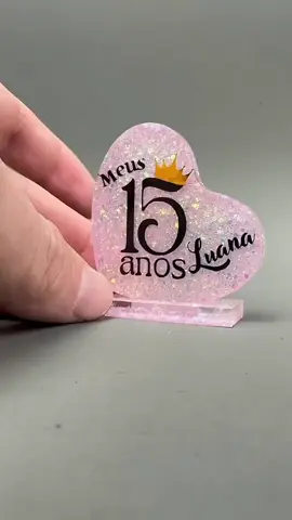 Ideias de lembrancinhas feitas com resina que encantam e vendem! Você pode criar peças personalizadas para casamento, maternidade, chá revelação, batizados, aniversário e muito mais — tudo com resina epóxi, moldes de silicone e um toque de criatividade! Com baixo custo e alto valor de venda, as lembrancinhas de resina são perfeitas pra quem quer começar no artesanato e transformar isso em renda extra. No curso de artesanato com resina você aprende o passo a passo para fazer chaveiros personalizados, porta-retratos, imãs decorativos, marcadores de páginas e peças afetivas que seus clientes vão amar. Quer aprender a fazer essas peças e vender tudo? O link do curso completo está na bio! Comenta aqui: Qual lembrancinha você gostaria de aprender a fazer?