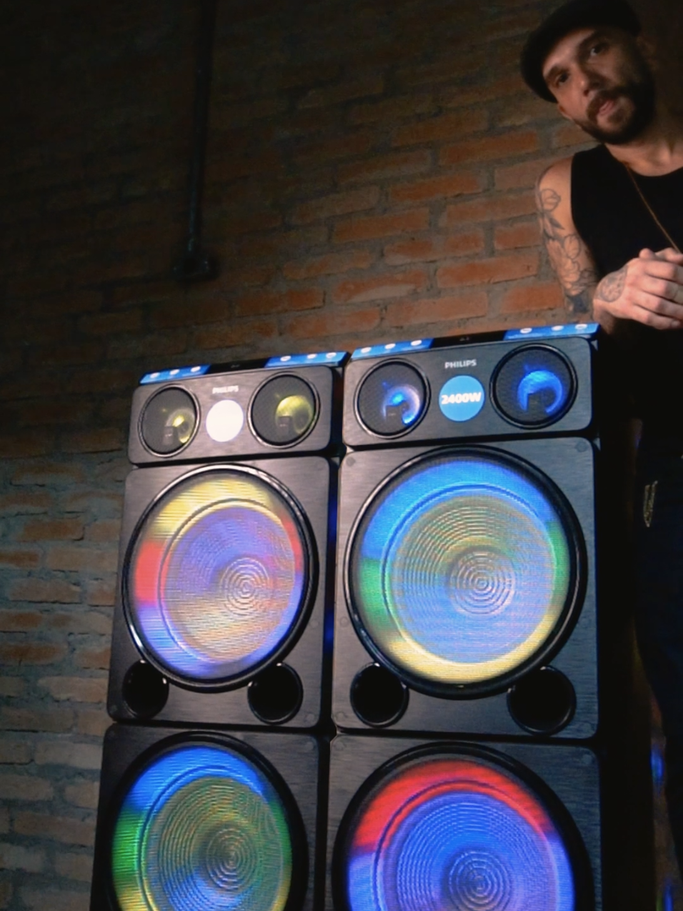 O sistema Party Link permite conectar duas caixas de som TAX5509 via TWS. Com essa função, você pode sincronizar o áudio entre as duas caixas, é potência máxima para sua festa! ​ Experiência sonora envolvente e impactante!!! ​ #Philips #TAX5509 #PartySpeaker #SomDeQualidade