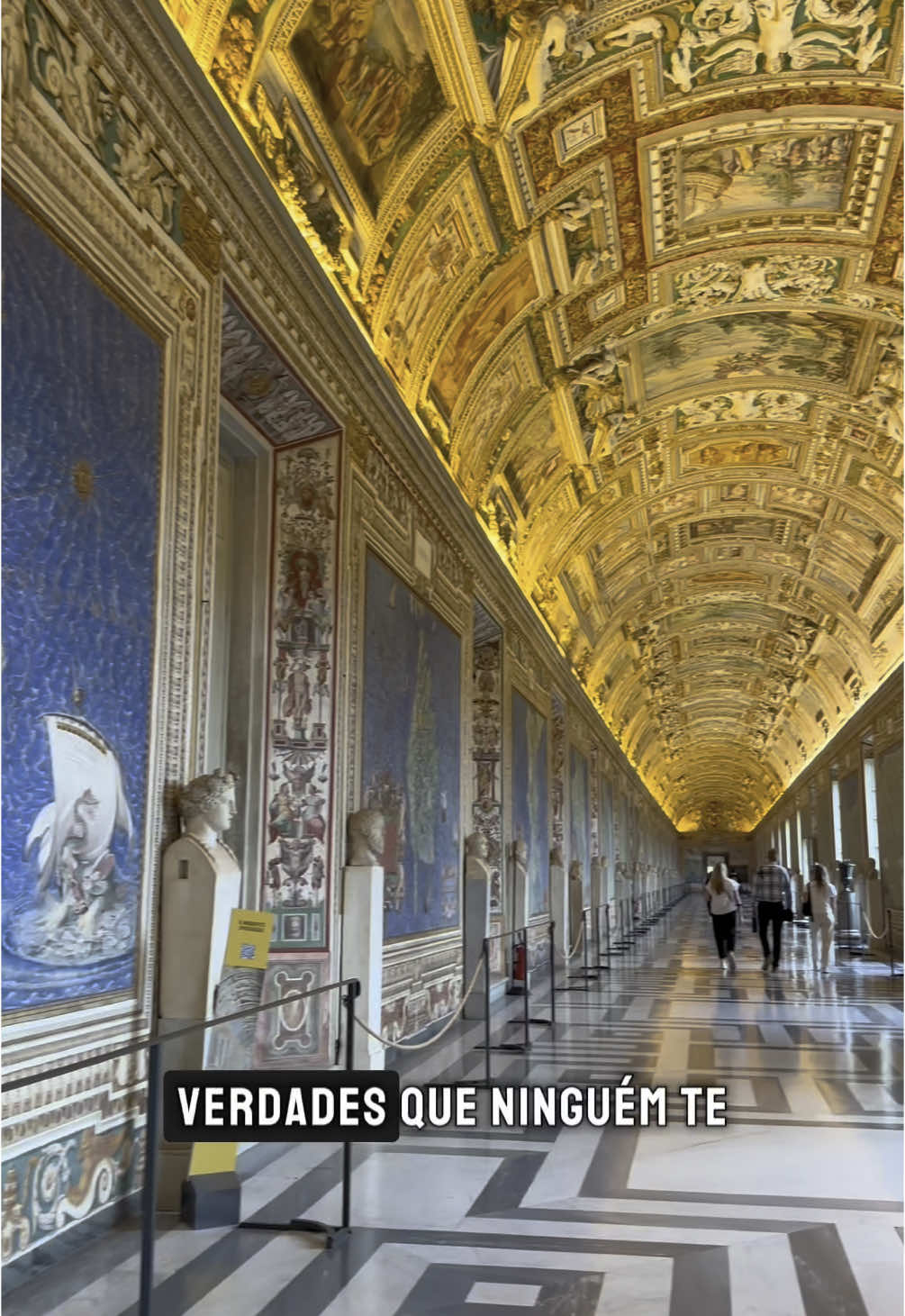 Visitei o Museu em Setembro e Dezembro/2024 e comprei o ingresso pelo @getyourguide, esse que aparece no vídeo, no valor de 32 euros (R$ 208,00).  Você sabia que vendem acesso à Capela Sistina como se fosse algo a parte do Museu do Vaticano? Nesse vídeo, eu conto o que é verdade, o que é cilada e como você pode economizar tempo e dinheiro na sua visita ao Vaticano. Têm opções mais caras de ingresso com Guia e têm opções mais caras, sem guia, mas escrito de uma forma como se fosse dar acesso a mais locais. (Ficar ligado com isso!) A entrada principal da Basílica de São Pedro é gratuita. Você pode acessá-la diretamente pela Praça de São Pedro, sem necessidade de ingresso pago. No entanto, é importante estar ciente de que há controle de segurança na entrada, e as filas podem ser longas, especialmente durante a alta temporada, e ainda mais em 2025, no ano do Jubileu. Contudo, algumas áreas específicas dentro da basílica exigem ingresso pago:  	•	Cúpula: Para subir até a cúpula e apreciar a vista panorâmica de Roma, é necessário adquirir um ingresso. Os preços variam conforme a opção escolhida (elevador ou escadas).  Comprei a opção sem guia, porque prefiro apreciar tudo no meu tempo. Se mais rápido ou mais devagar, mas da minha forma. Comprei o adicional com áudio guia em Português por 7 euros e valeu super a pena! Se esse vídeo te ajudou, me manda um Amém 😅 aqui nos comentários e já encaminha pra quem vai ao Vaticano esse ano! ✨🇻🇦 #Vaticano #MuseuDoVaticano #CapelaSistina #jubileu #DicasDeViagem #Europa2025 #Roma #basilicasanpietro 