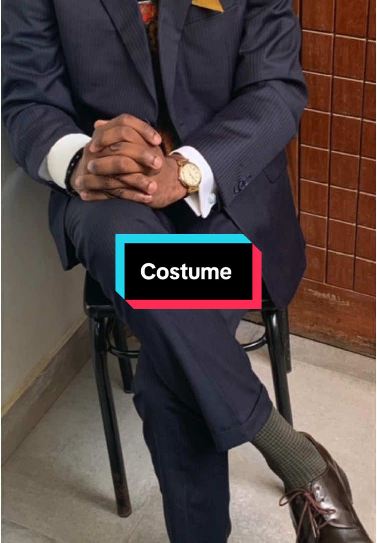 Le bleu du costume rehausse la chaleur du marron, c’est l’alliance parfaite entre élégance et décontraction.  Ce combo met instantanément votre style en valeur : vous passez du banal au stylé en un clin d’œil.  Astuce pro : assortissez la ceinture aux chaussures et ajoutez une chemise blanche bien ajustée pour parfaire le tout. Prêt à tester ce combo gagnant ? N’oubliez pas : abonnez-vous, likez la vidéo et partagez vos impressions en commentaires. #CostumeBleu #chaussures 	#stylehomme #modehomme #elegancemasculine #lookdujour #conseilsmode 