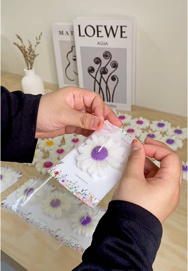 Packing daisy scented candle with me #scentedcandle #daisyscentedcandle #doorgift #doorgiftkahwin #doorgiftmurah #doorgiftmalaysia #soywax #waxmelts #doorgiftlilin #lilinwangiviral #giftbyhafwa #hadiah #hadiahhariguru #hadiahhariibu #goodies #teacherday #2025 #bestgift 