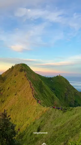 Beruntung banget yang naik Gunung Andong kemarin. Gunung Andong pas sesuai ekspektasi indah banget #fyp #gunungandong 