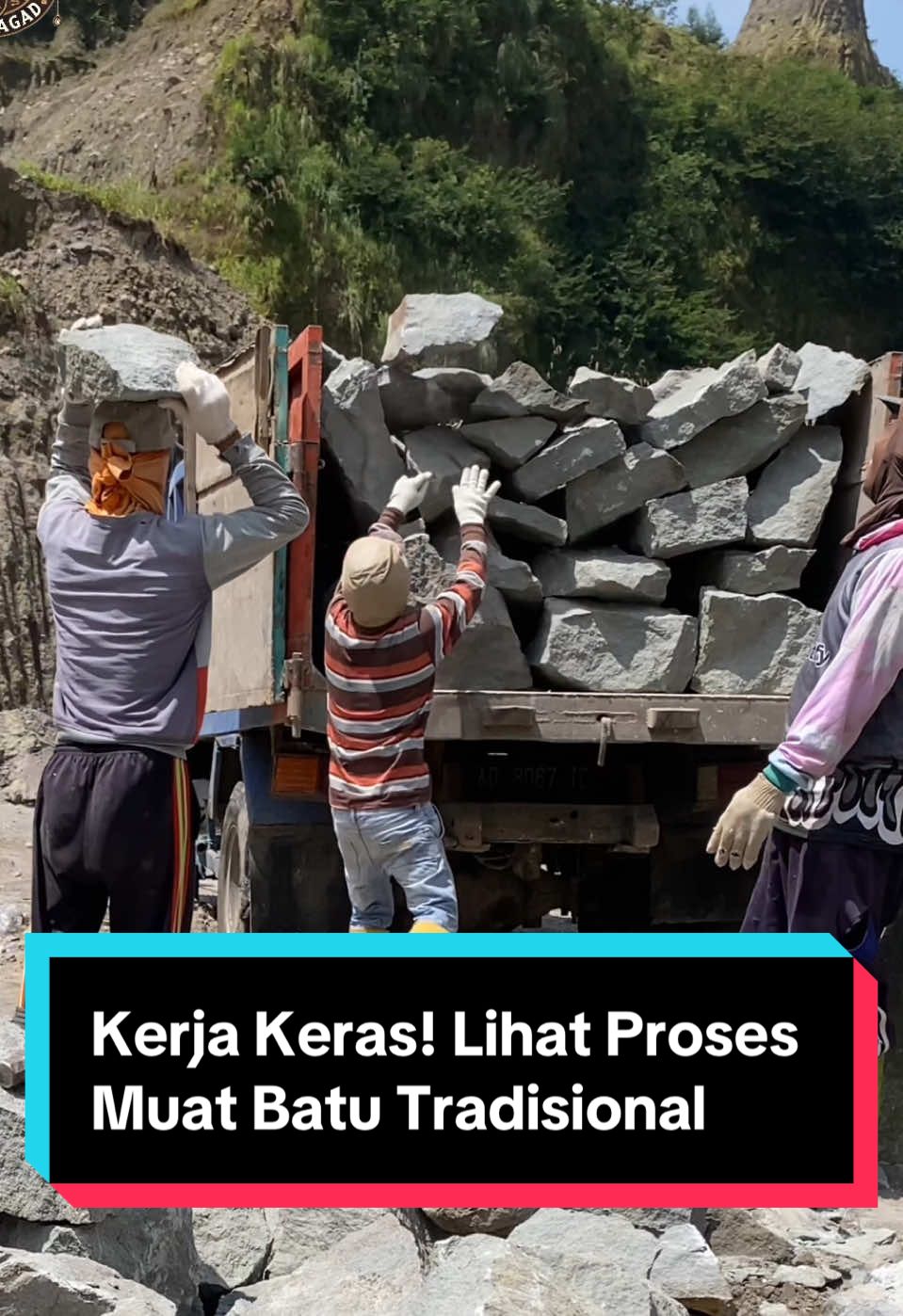 Kerja Keras! Lihat Proses Muat Batu Tradisional #kerja  #kerjakeras  #lihat  #proses  #muat  #batu  #traditional 