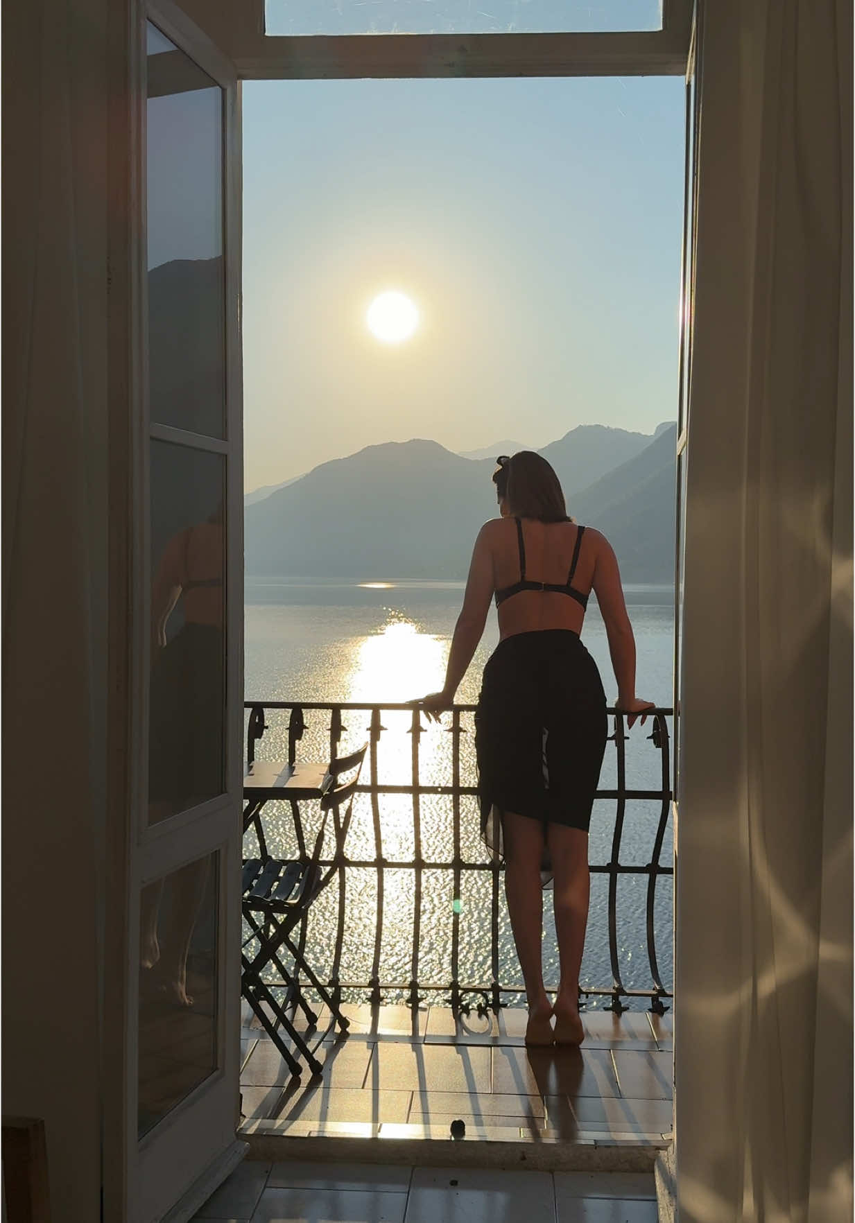 Could stand here for hours and watch the sun rise #lagodicomo #comersee #beautifulview #slowmornings