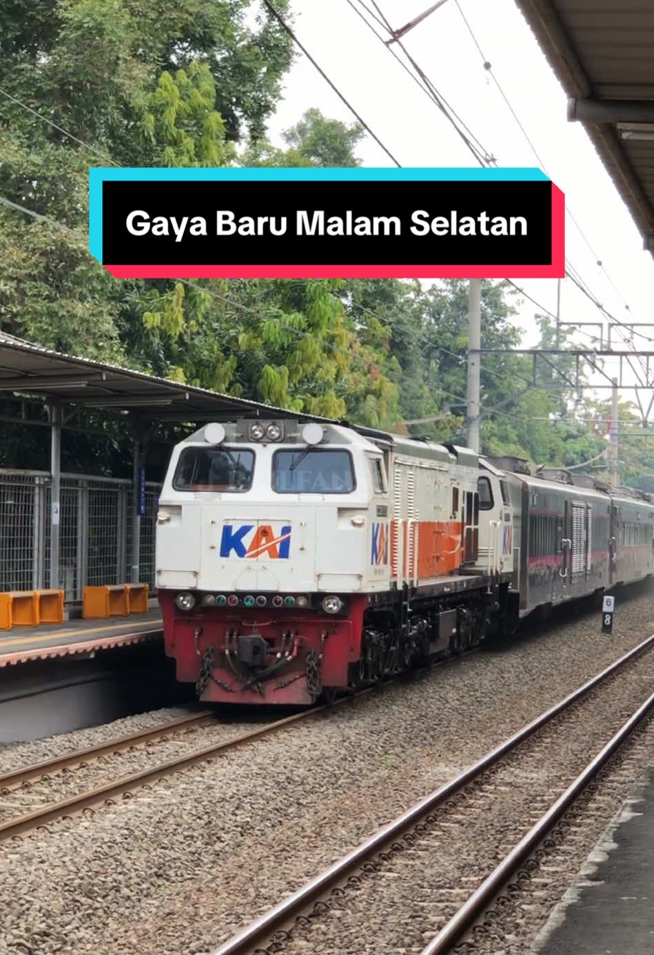 🚇 KA GAYA BARU MALAM SELATAN 🚂 CC 206 13 35 SDT 🪧 Nomor Perjalanan 90 📍 Relasi Jakarta Pasar Senen - Surabaya Gubeng 🗓️ Selasa, 29 April 2025 ⏰ 11.14 WIB Hashtags: #cc2061335sdt #keretabarugapeka2025 #stasiunsurabayagubeng #cc2061372cpn #stasiungambir #ka121 #sepur #semboyan35 #keretaapi #keretaapiindonesia #daop2bandung #doubledoubletrack #fyp #railfans #gapeka2025 #jalurdoubledoubletrack #indonesianrailways #semboyan35 #keretaapi_id #gerbongkeretaapi #keretapanoramic #keretaeksekutif #keretaekonomipremium #ptinka #keretaapiindonesiapersero #daop8surabaya #fypシ #railfans_of_instagram #railfansindonesia #masinis_kai #kagayabarumalamselatan 