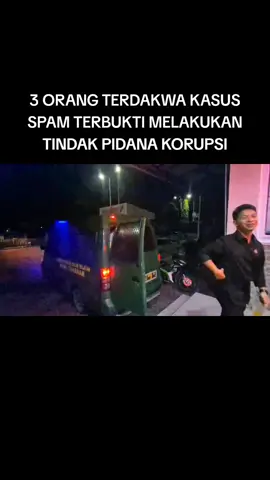 Tok! 3 Orang Terdakwa Tipikor SPAM Solok Selatan terbukti melakukan tindak pidana korupsi 
 
 Majelis Hakim Pengadilan Tindak Pidana Korupsi pada Pengadilan Negeri Padang Kelas IA membacakan putusan terhadap 3 (tiga) orang terdakwa pada Perkara dugaan tindak pidana korupsi pada kegiatan peningkatan/optimalisasi SPAM Perdesaan dengan menggunakan dana DAK tahun 2022 pada hari Rabu tanggal 30 April 2025. Terhadap ketiga terdakwa tersebut dijatuhi hukuman dengan rincian sebagai berikut:
 1.	DE selaku PPK, dijatuhi hukuman penjara selama 4 tahun, denda 50juta / 3 bulan penjara, uang pengganti Rp.0 Rupiah. 
 2.	YRE selaku Fasilitator teknis, dijatuhi hukuman penjara selama 4 tahun, denda 50juta / 3 bulan penjara, up 400 juta lebih / 1 tahun penjara,  
 3.	M selaku Ketua KSM, dijatuhi hukuman penjara selama 4 tahun, denda 50 juta / 3 bulan penjara, up 400 juta lebih / 1 tahun penjara, 
 Setelah mendengarkan putusan dari Majelis Hakim, ketiga terdakwa dan JPU pikir-pikir selama seminggu.
  “Ya, Benar. Hari ini telah dibacakan putusan terhadap 3 terdakwa pada Perkara dugaan tindak pidana korupsi pada kegiatan peningkatan/optimalisasi SPAM Perdesaan dengan menggunakan dana DAK tahun 2022”. Ucap K. Intel A.Sahputra
 Sebelumnya, Penuntut Umum membacakan tuntutan pada hari Selasa tanggal 22 April 2025 dengan tuntutan terdakwa DE 6 tahun penjara, UP sebesar 1,4 Miliar subsider 3 tahun, denda 100 juta subsider 4 bulan, terdakwa M 5 tahun 6 bulan, UP sebesar 400 juta lebih subsider 2 tahun 9 bulan, denda 100 juta subsider 4 bulan, terdakwa YRE 5 tahun, UP sebesar 100 jutaan subsider 2 tahun 6 bulan dan denda 100 juta subsider 4 bulan dengan biaya perkara masing-masing Rp. 5.000,-.
 “Ya, Benar. Putusan tersebut lebih ringan dari tuntutan Jaksa”. Tutup K. Intel A.Sahputra didampingi Jaksa Penuntut Umum Trya Faramitha.
 Pasal yang terbukti yakni Pasal 3 Undang-undang Tindak Pidana Korupsi.
 Sidang Putusan tersebut dihadiri oleh puluhan orang yang merupakan keluarga dari ketiga terdakwa. #korupsi #spam #DAK #solokselatan #terbaru #kejari #kejati 