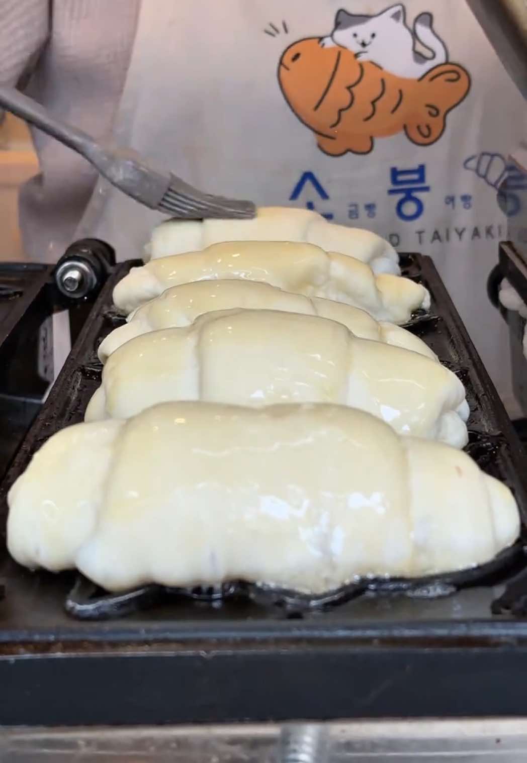 高級バターを大量に塗った塩パンたい焼き🥐 【soboong】 SNSで話題のテイクアウトスイーツ！ バターたっぷり染みた塩パンたい焼きは 外はサクサク中には餡子が入ったやみつきになるたい焼き🐟 この中毒性がやばいのよ…。 －－－－－－－－－－－－－－－ 🥐 塩パンたい焼き 500円 －－－－－－－－－－－－－－－ 📍東京都新宿区新大久保2-32-23 🚃新大久保駅から徒歩5分 ⏰11:00〜20:00 💤不定休 #東京グルメ #新大久保グルメ #東京 #japan #japanfood #japanesefood 