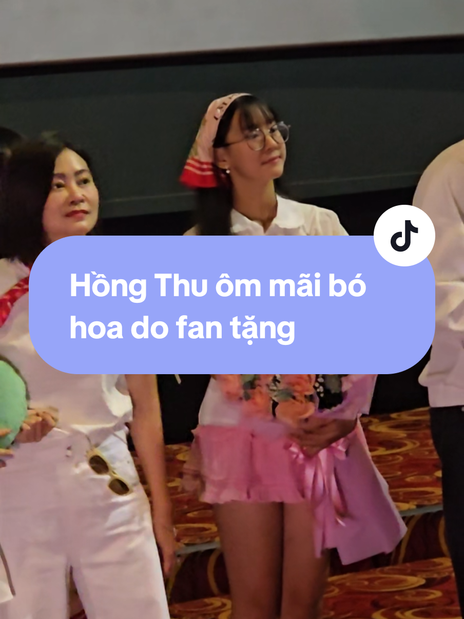 Hồng Thu ôm mãi bó hoa do fan tặng #hongthu #latmat8 #vutrusao 
