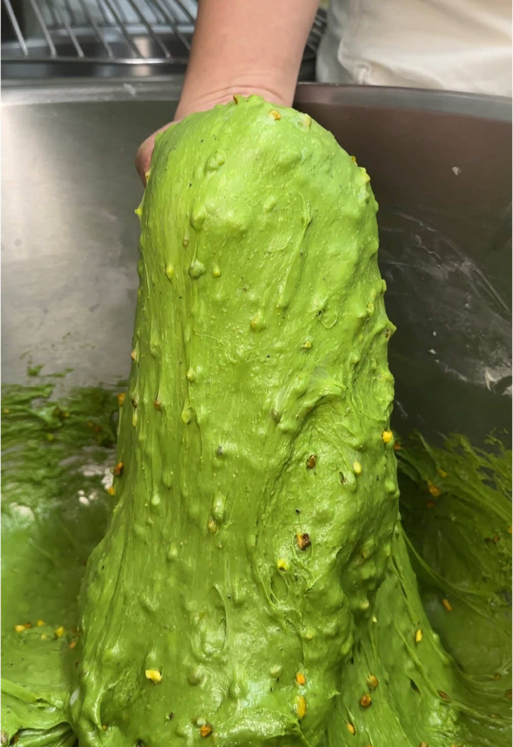 ふわっふわなピスタチオ食パン ◎ 極生ピスタチオ食パン 1,050円 【店頭販売期間】 5/1(木)〜5/31(土) オンラインストアも数量限定で販売中！ 無くなり次第終了 もちもちぷるぷるのパン生地に、3種のピスタチオの材料を贅沢に混ぜたマーブル模様のピスタチオ食パン🍞 パン生地は湯種製法を採用されていて、牛乳だけを使って作るから、しっとりもちもちの食感で、ほんのり甘くてピスタチオがふんわりと香ります！ 鮮やかなピスタチオの緑のマーブル模様が見て楽しい、食べて美味しい5月の限定商品です！ 別売りのピスタチオジャムが個人的にはかなり好きな味で、更に追いピスタチオにしてもおすすめ！ 【店舗名】嵜本大阪初號本店 【住所】大阪府大阪市浪速区難波中２丁目３−１８ 1階 【アクセス】なんば駅から徒歩5分 【営業時間】10:00~19:00 【定休日】不定休 【予算】¥1,000-¥2,000 ⚠️予約可 #大阪グルメ #japanesefood  #tiktokfood 