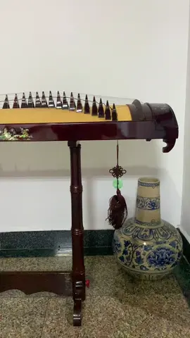 Dạ, lúc nầy, Sư tổ Nguyễn Vĩnh Bảo đã 100 tuổi, và đây là bổn ghi âm Ông hay làm khi hoà đờn chồng lên bổn ghi âm của các nhạc sư đã quy vị, Ông mần như vậy mỗi ngày để cho thấy sự biến hoá trong lúc hoà đờn và làm sống lợi những ngày cũ trong không khí đờn cổ nhạc, để chúng học trò tập đờn và hiểu chữ đờn cho trúng. #đammêmỹnghệ #minhphannguyen6 #mỹthuật #mỹnghệ #cẩnốcxàcừ #ốcxàcừ #khảmtraiViệtNam #NguyễnVĩnhBảo #đờntranh 