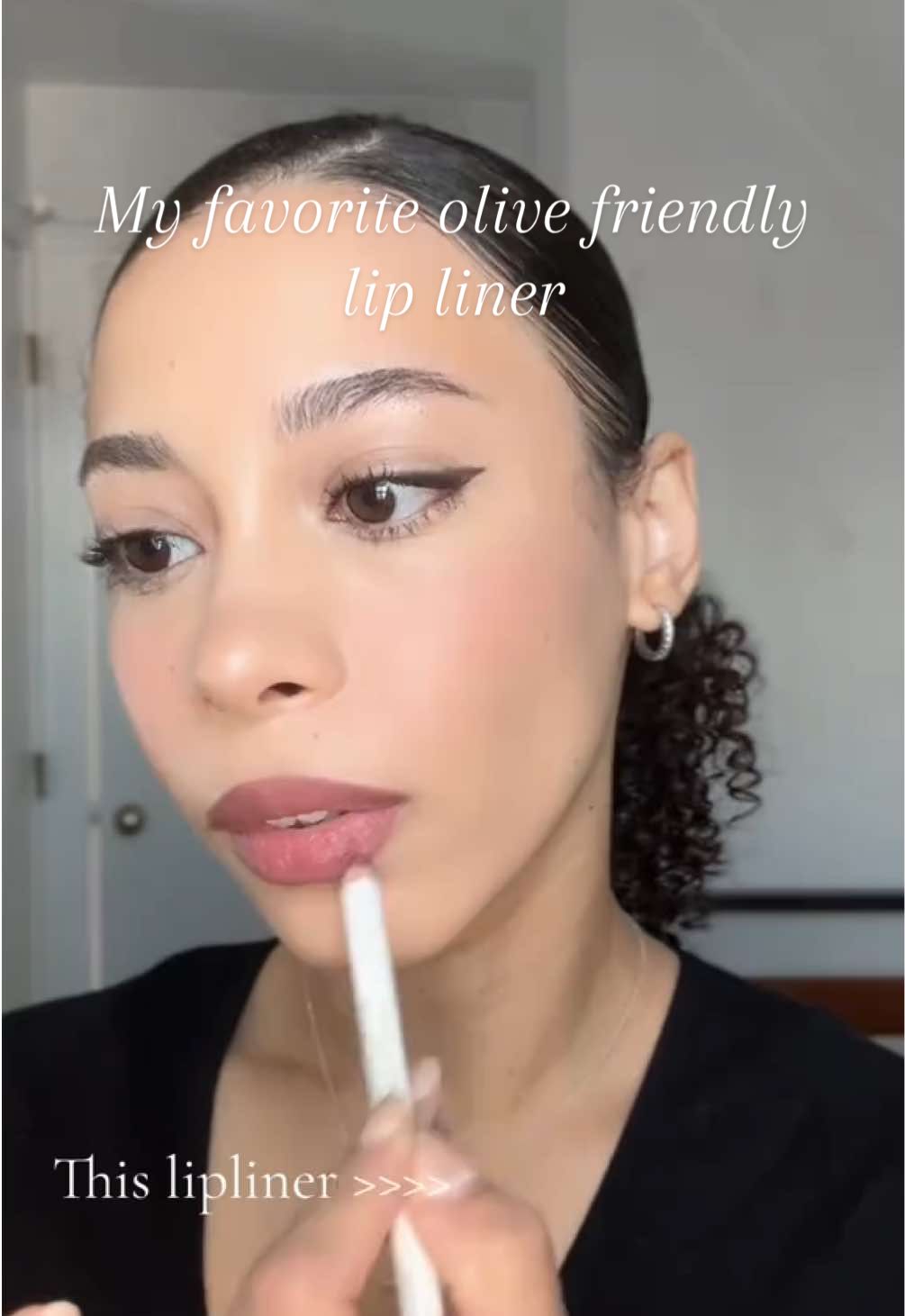 Using @Glossier lip liner in Bit (best shade ever 🤍)  #glossier #glossierbit #lipliner #oliveskintonemakeup #oliveskin #oliveskintone #okiveundertone #coololive #olivemakeup #elegantmakeup #softglam #pinklipliner 