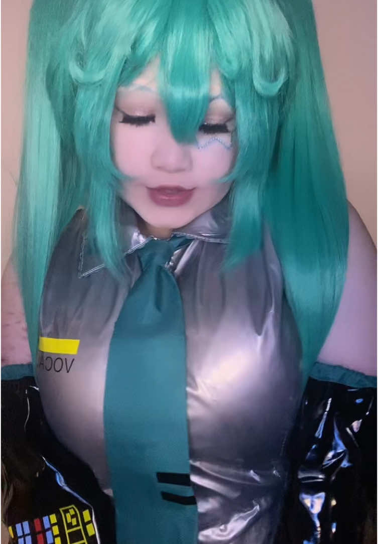 >_< #miku #mikucosplay #hatsunemiku #hatsunemikucosplay #vocaloid #vocaloidcosplay #vocaloidmiku #cosplay 