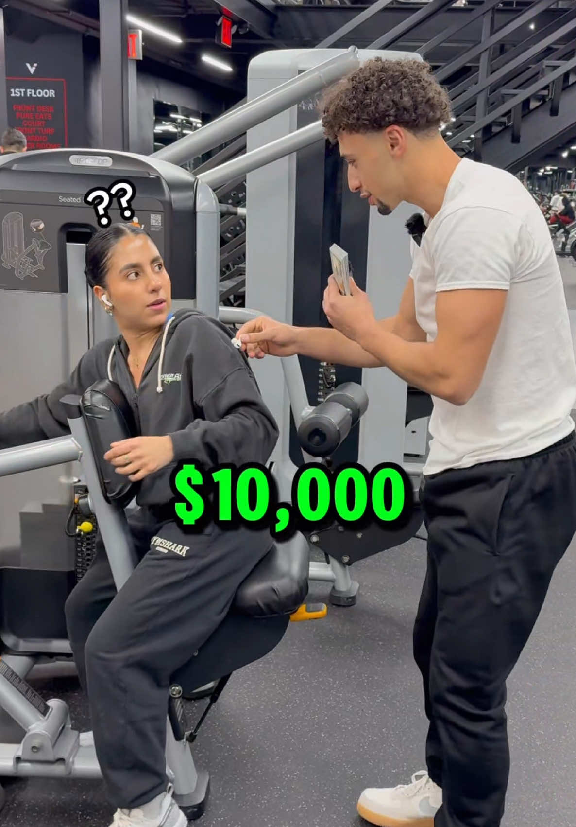 Pull-up challenge for $10,000 at the gym💪🏽 #viral#gym#challenge#trend#fitnesschallenge#mrbeast#funny#comedy#workout#trending#win#pullups 